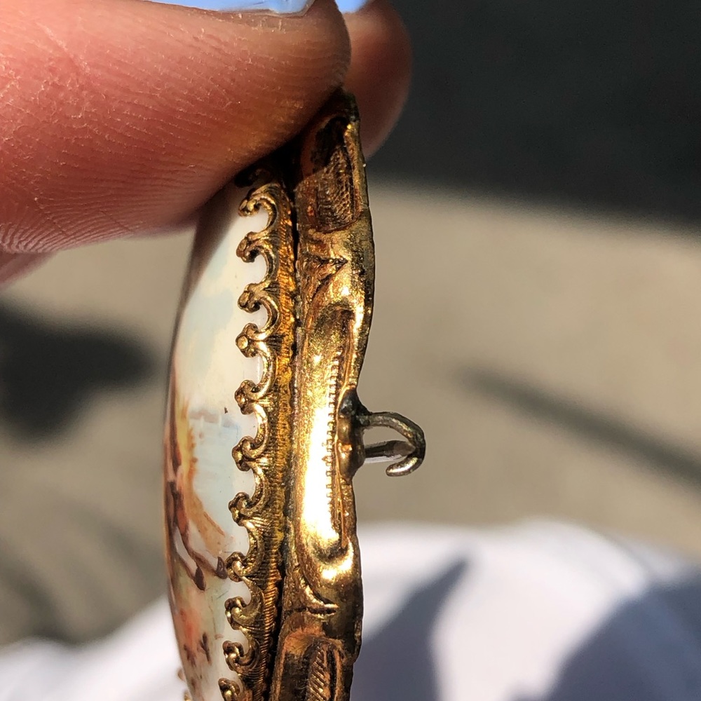 Antique brooch. Hand painted. Gold leaf covered. - Picture 3 of 4